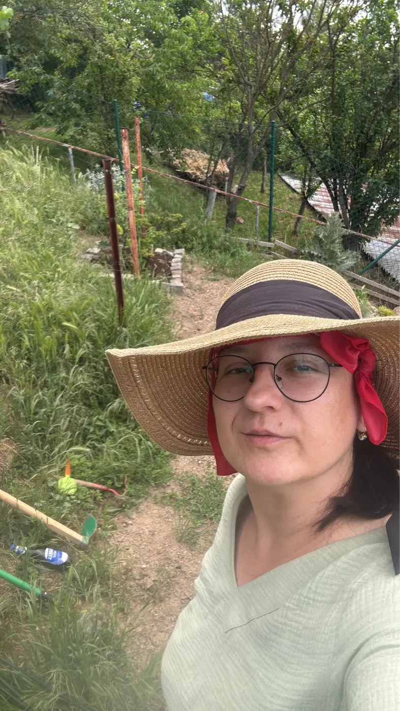 Anna Ondrejovičová na zahradě v klobouku