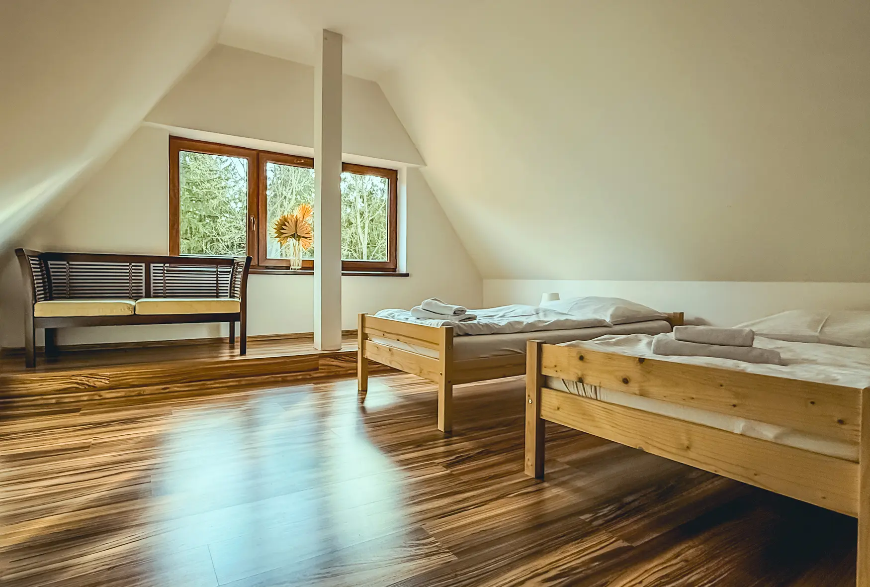 Podkrovní pokoj s dřevěnými postelemi v hotelu Excelsior
